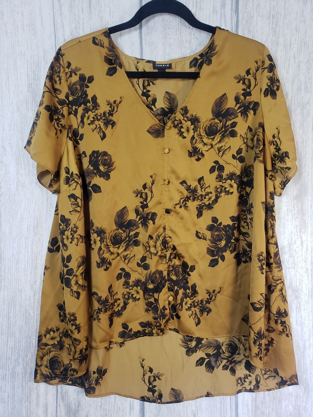 Torrid floral satin charmeuse blouse Floral V-Neck Button Front Size 2 - 2X